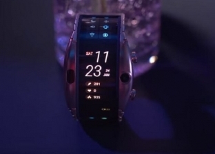 "الموبايل بقى إسورة".. شركة صينية تطرح لأول مرة هاتف على شكل "ساعة يد"