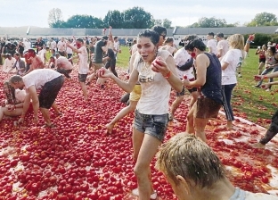 "مهرجان الطماطم": هرس 20 طناً.. و"سيلفى" بالأحمر