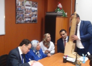 "مجسم خشبي لبرج القاهرة" هدية مركز أبحاث بالمنصورة للسفير الفرنسي