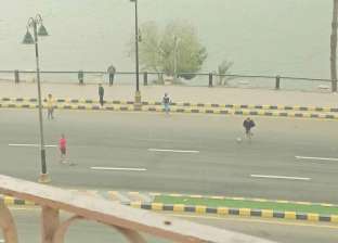 رغم الطقس السئ.. شباب بني سويف يلعبون كرة القدم على الكورنيش