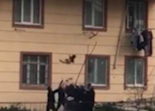 بالفيديو| مواطنون ينقذون طفلا سقط من نافذة دون ملاحظة أهله