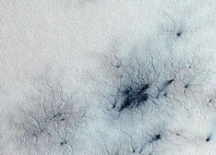 "ناسا" تنشر صورة مذهلة لـ"عناكب المريخ": علامة على وجود ماء