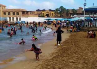 إقبال متوسط على شواطئ الإسكندرية لقضاء آخر يوم في إجازة العيد (صور)