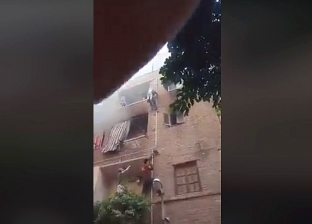 بالفيديو| شاب ينقذ طفلين من حريق.. ودعوات لتكريمه مثل حادث إيطاليا