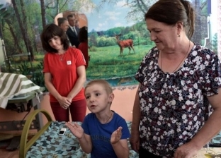 فيديو.. حوار طريف بين بوتين وطفل "الحقيقة أفضل من التلفزيون"
