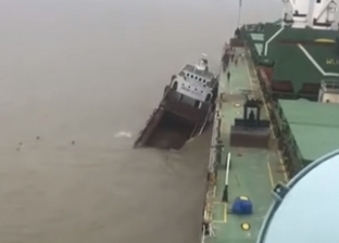 بالفيديو| اللحظات الأولى لغرق سفينة ضخمة تعرضت لحادث