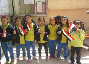 بـ"أعلام مصر".. أطفال يستقبلون الناخبين في لجان الهرم