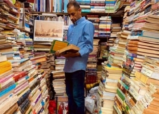«أشرف» يبيع الكتب منذ 27 عاما في سور الأزبكية: «شغلانة حلمت بيها»