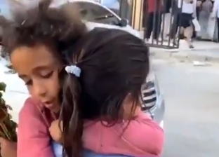 فيديو مؤثر.. البحث عن طفلة متسولة تبكي وتخبر صديقتها «نفسيتي تعبانة»