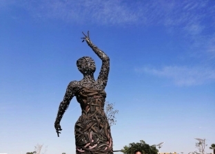نحات يشارك في قمة المناخ بتمثال «خردة» طوله 5 أمتار: «خلصته في وقت قياسي»
