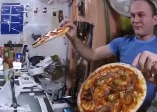 بالفيديو| "بيتزا خارج الغلاف الجوي".. رائد فضاء بدرجة "شيف"