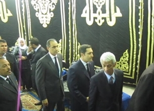جمال وعلاء مبارك يستقبلان محمود الخطيب في عزاء الرئيس الأسبق