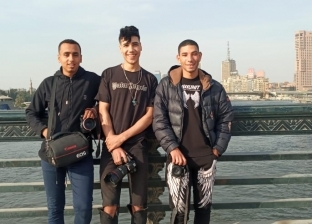 رحلة شاقة لـ3 مصورين على كوبري قصر النيل.. «الزبائن مش عاوزة الكاميرا»