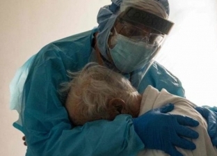 في مشهد إنساني.. طبيب يحتضن مسنا مصابا بكورونا في عيد الشكر