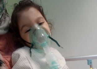 إصابة الطفلة «رقية» بالتهاب رئوي ووالدها يطلب الدعاء: محجوزة بالمستشفى