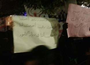 بالصور| نساء ترفعن لافتات وتلقين "شيكولاته" في جنازة عمر عبد الرحمن