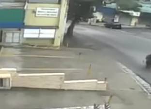 بالفيديو| سيارة تصدم دراجة نارية.. والسائق يهرب