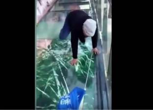 بالفيديو| ذعر بسبب تشقق جسر زجاجي شاهق في أثناء عبور السياح عليه