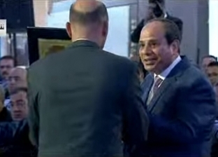 رئيس مصنع 300 الحربي يهدي الرئيس السيسي نسخة من المصحف الشريف