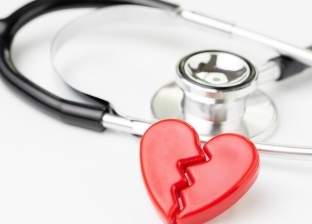 طبيب يحذر من متلازمة القلب المنكسر.. أبرز مخاطر الحزن بسبب نتيجة الثانوية العامة