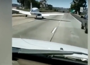 بالفيديو| "أكشن هندي".. طائرة تهبط على طريق سريع في كاليفورنيا