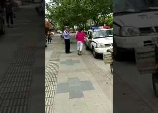بالفيديو| شرطي صيني يعتدي على امرأة ورضيعها في شنجهاي
