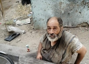 «4 سنين مرمي في الشارع».. حكاية عجوز مشرد فاقد الحركة أنقذته دار رعاية