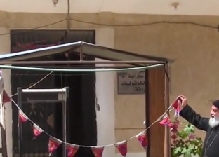 راعي كنيسة يزين مقر المطرانية احتفالا بقدوم رمضان: علقت فانوس ووزعنا شنط