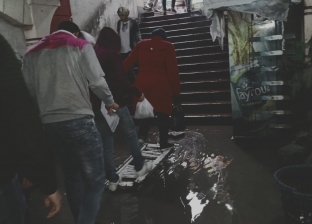 بالصور| أنفاق الإسكندرية «غرقانة مطر».. والمواطنون يعبرون «على الطوب»