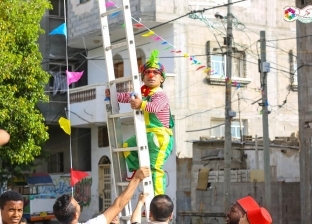 بـ"البالونات والزينة".. شباب يزين شوارع غزة لإسعاد الأطفال في العيد