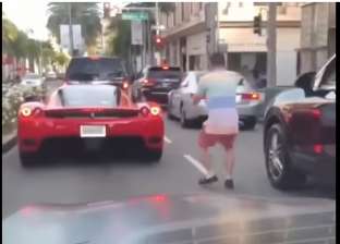 بالفيديو| رد فعل جنوني من رجل عندما شاهد سيارة فيراري بالشارع