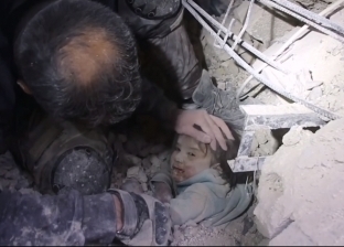 لحظة إنقاذ طفلة من تحت أنقاض زلزال سوريا.. «نور اضحكي لبابا»