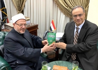 رئيس محكمة الاستئناف يهدي كتابه "مولد أمة" إلى مفتي الجمهورية