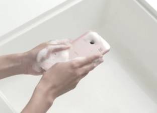 شركة"كيوسيرا" اليابانية تبتكر هاتف ذكي يمكن غسله بالماء الدافئ والصابون