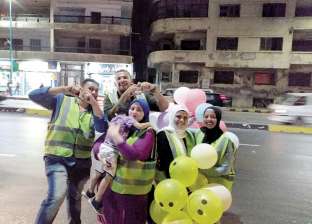 متطوعون يوزعون حلوى وبلالين على رواد كورنيش الإسكندرية: خليهم يفرحوا