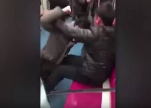 بالفيديو| عراك عنيف بين شابين في المترو