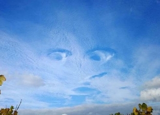 بالصور| "قوة إلهية".. وجه عملاق يظهر في سماء بريطانيا