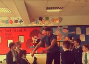 بالفيديو| "الفلوس" تتحدى الملل.. معلم يتلقى دروس رقص على يد تلاميذه