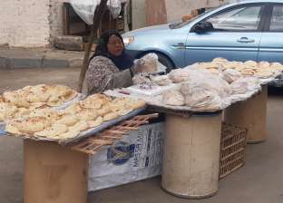 «رضا» بائعة الخبز تحلم بالراحة بعد 27 سنة شغل: «اتولدت في السوق»