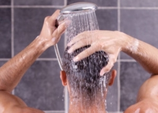 ماذا يحدث لجسمك عند الاستحمام يوميا بالماء البارد؟.. فوائد مذهلة