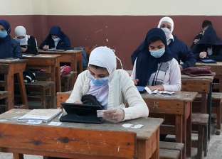 94 ألف طالب في القاهرة أدوا الامتحانات بالتابلت.. واستثناء فئتين