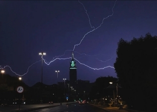 مشهد مهيب لبرج الساعة في مكة تحت الرعد والصواعق «صور وفيديو»