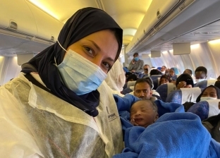 طائرة مصرية تغير مسارها بعد ولادة سيدة على متنها.. صور