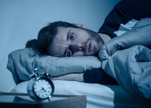 أسباب اضطرابات النوم لدى الكبار والصغار.. إضاءة الموبايل والأكل