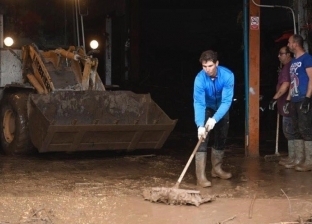 بالفيديو| نادال يساعد أهالي مايوركا في معالجة أضرار الفيضانات