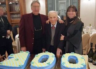 بالصور| زعيم مافيا إيطالي يحتفل بعيد ميلاده الـ100.. و"ديلي ميل" تخفي وجوه الحاضرين
