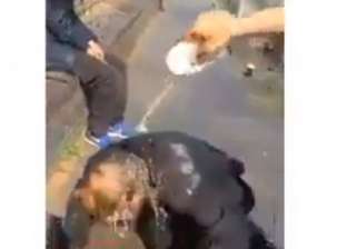 هاجماه لمجرد الضحك.. رجلان يتنمران على مشرد في شوارع بريطانيا (فيديو)