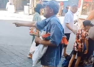 حد محتاج نقاش؟.. رجل خمسيني يجوب شوارع مطروح بحثا عن عمل «فيديو»