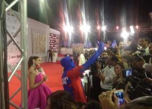 "سبايدر مان" يهدي درة وردة حمراء خلال حفل افتتاح مهرجان الجونة