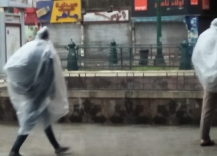 جواكيت بلاستيك وأحذية من الأكياس.. حيلة المواطنين لمواجهة الأمطار
